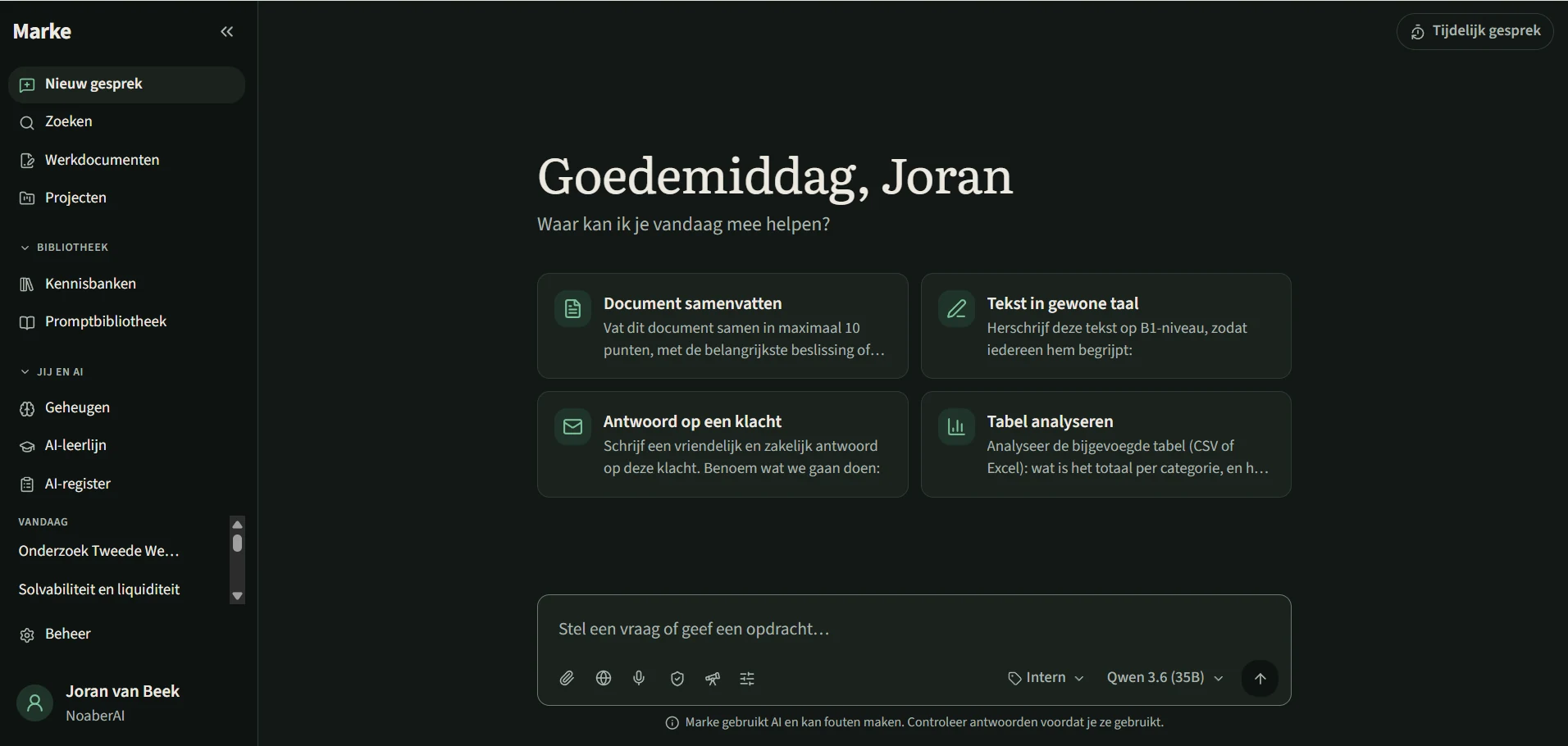 Het startscherm van Marke: een begroeting, vier voorbeeldopdrachten en de invoerbalk met bijlagen, internet, spraak en de modelkeuze.
