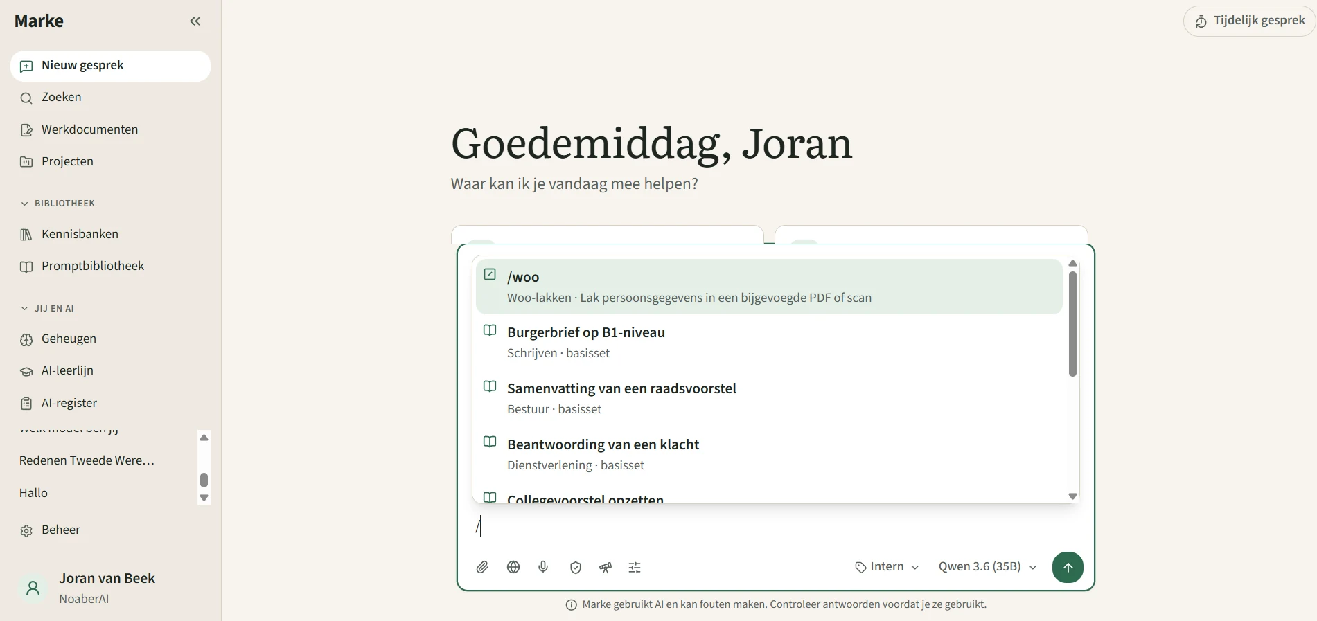 Het invoerveld van Marke met het opdrachtenmenu open: bovenaan /woo voor Woo-lakken, daaronder prompts uit de bibliotheek zoals een burgerbrief op B1-niveau.